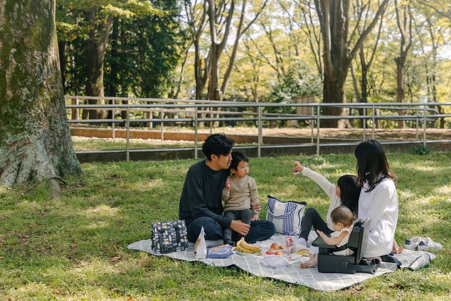 IKOU ポータブルチェア　べージュ 持ち運びできる！折りたたみポータブルチェア | IKOU