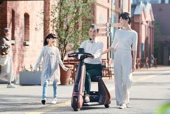 【モデル入り素材】C+walk S “Safety support”